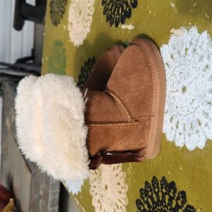 Lamo toddler boots in a toddler size 8